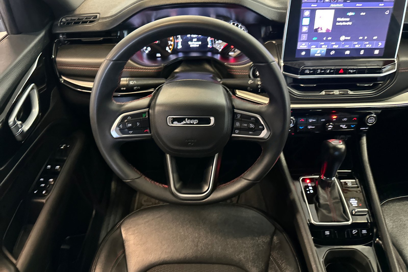 Used 2025 Jeep Compass Trailhawk AWD/4WD image 14