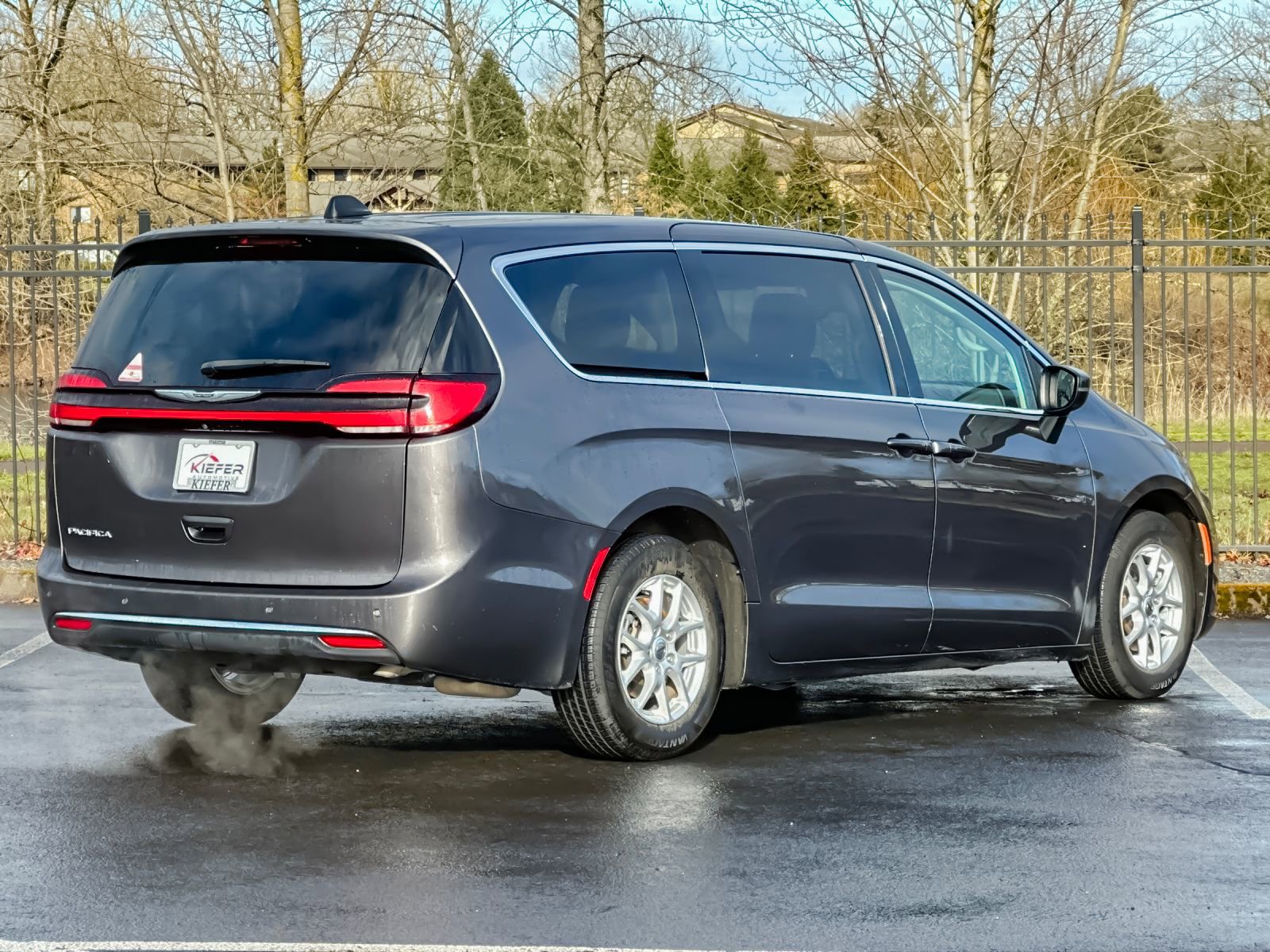 Used 2023 Chrysler Pacifica Touring-L image 4