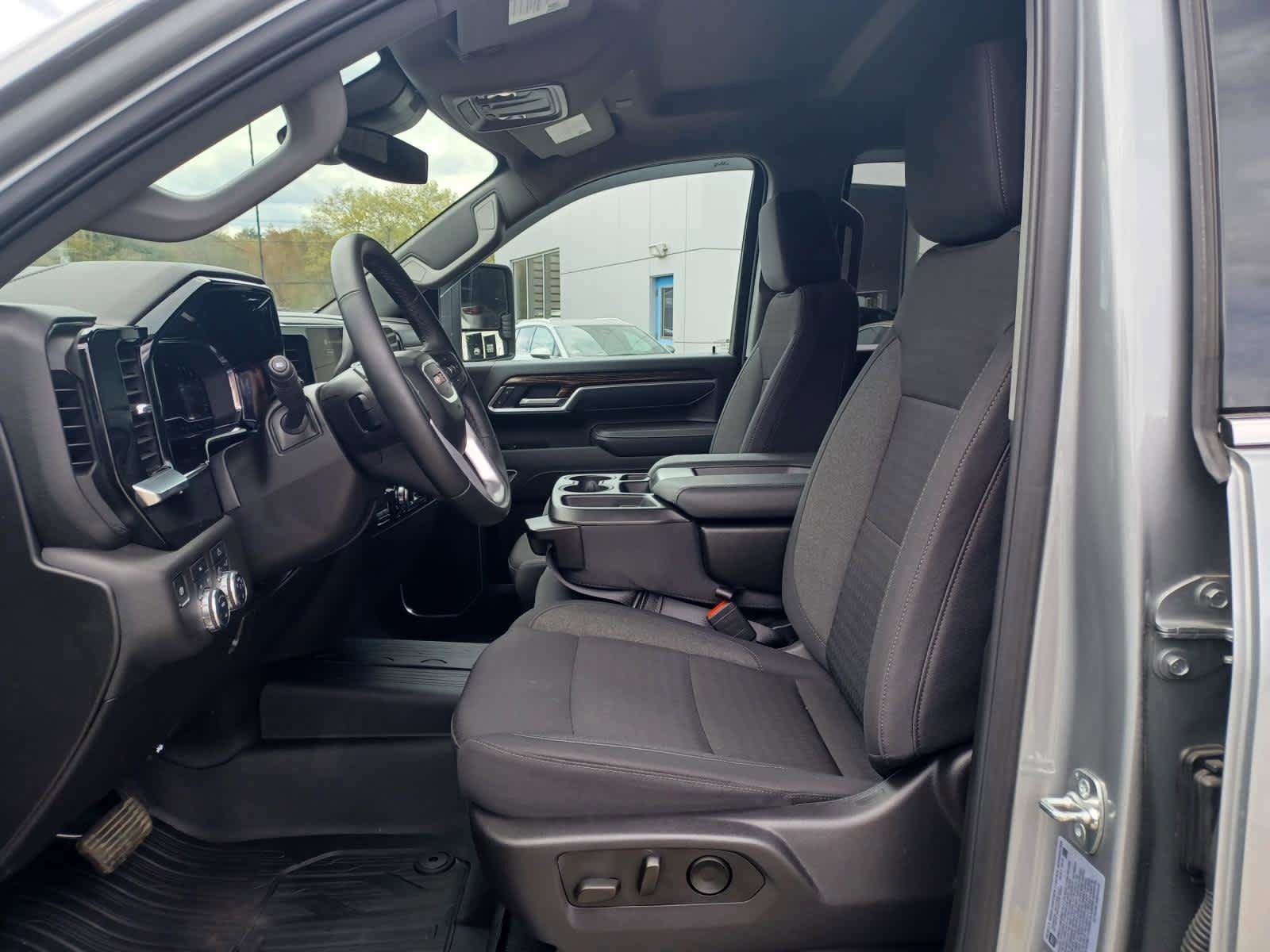 Used 2025 GMC Sierra 2500 SLE w/ SLE Value Package; AWD/4WD image 7