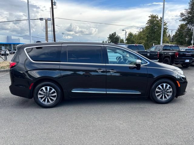 Used 2023 Chrysler Pacifica Limited w/ Uconnect Theater Family Group FWD image 6