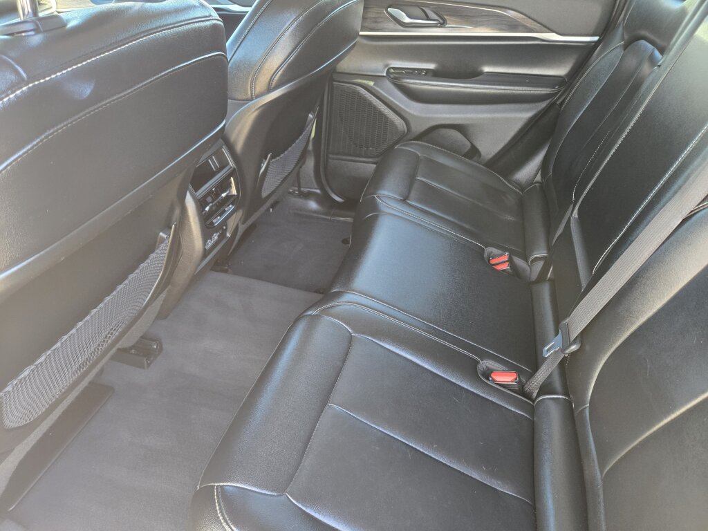 Used 2023 Jeep Grand Cherokee Limited AWD/4WD image 10