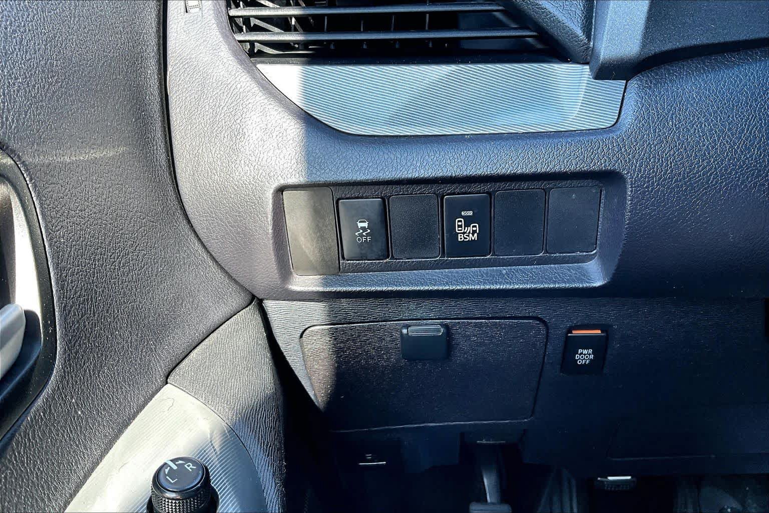 Used 2017 Toyota Sienna SE w/ SE Preferred Package FWD image 35