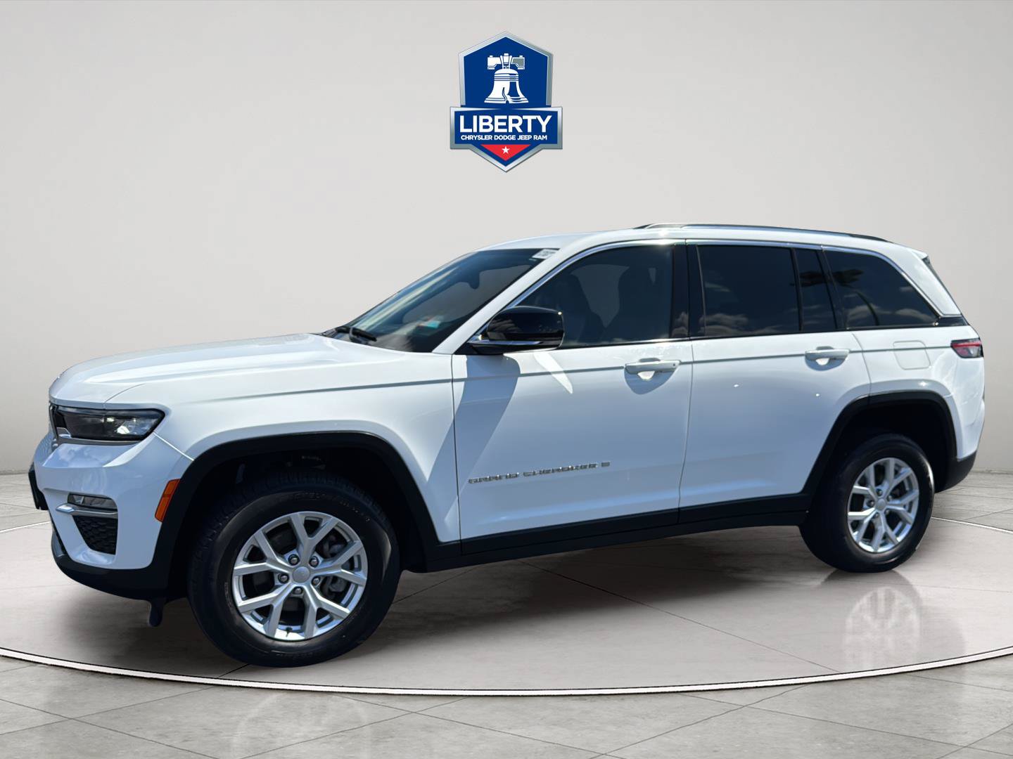 Certified 2023 Jeep Grand Cherokee Limited AWD/4WD image 2