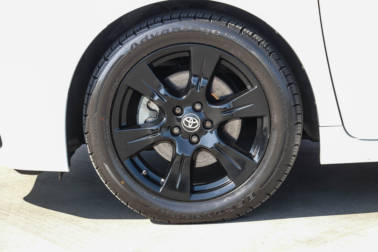 Used 2020 Toyota Sienna SE w/ Nightshade Edition FWD image 8