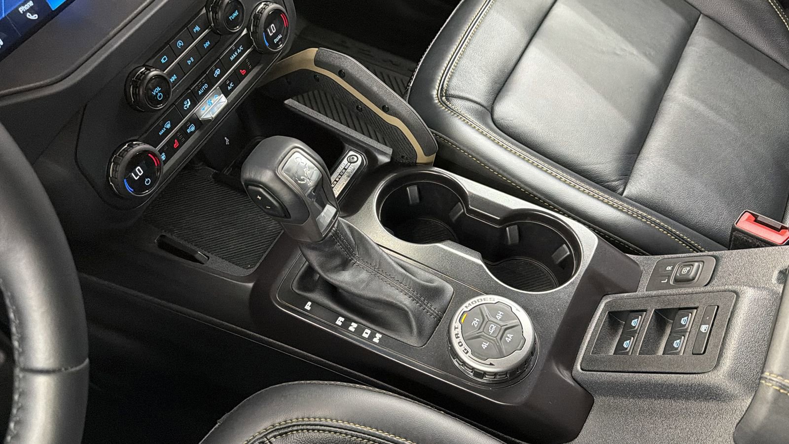 Used 2025 Ford Bronco Badlands image 24