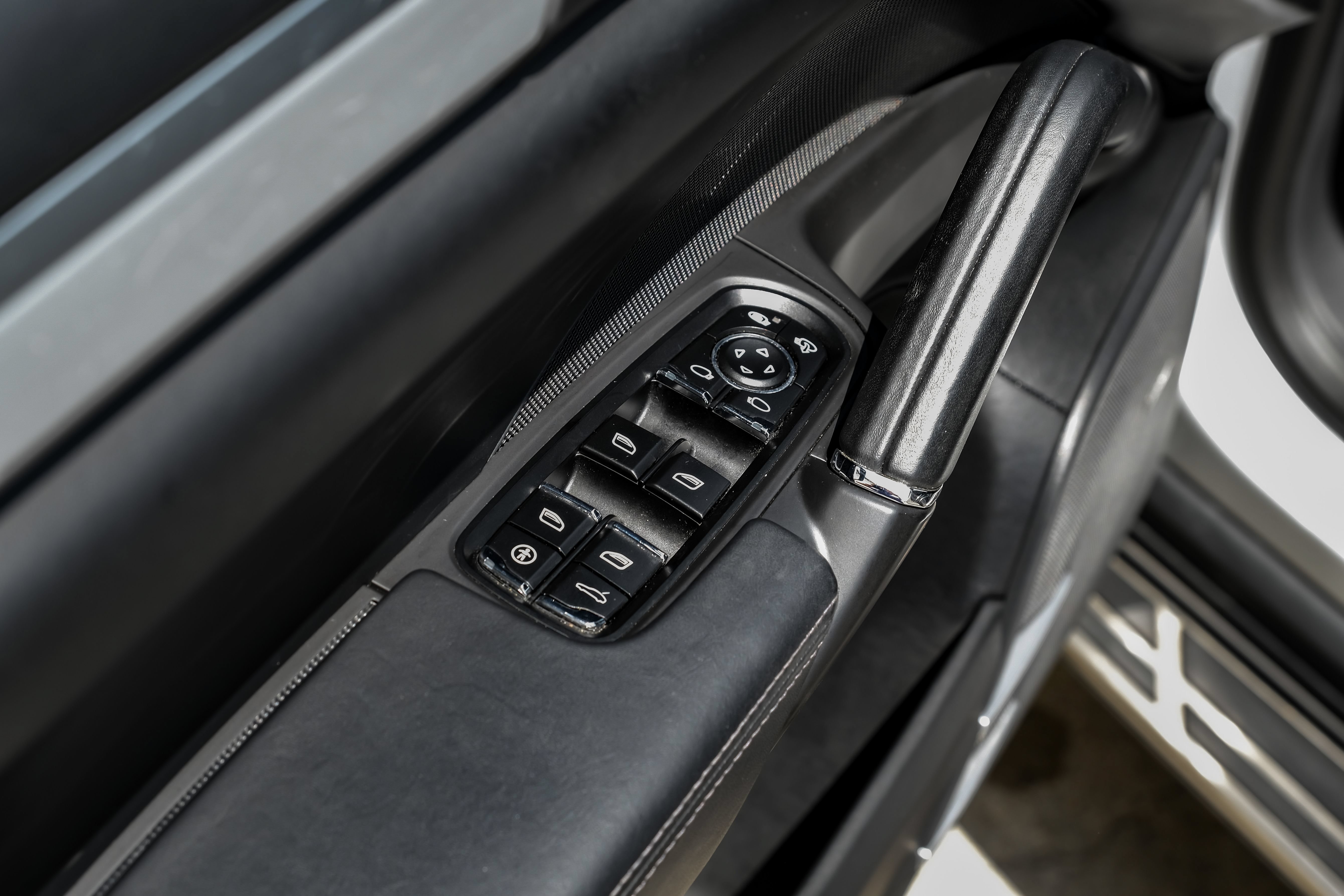 Used 2013 Porsche Cayenne Turbo AWD/4WD image 40