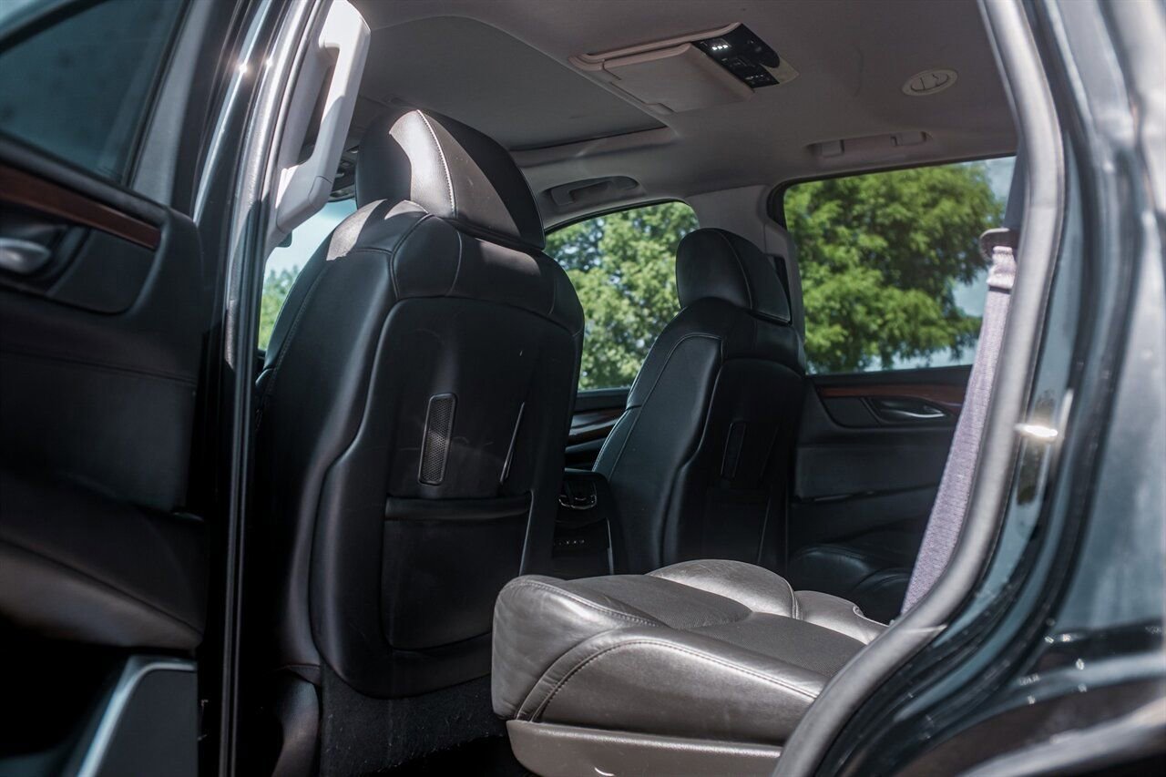 Used 2017 Cadillac Escalade Luxury AWD/4WD image 39