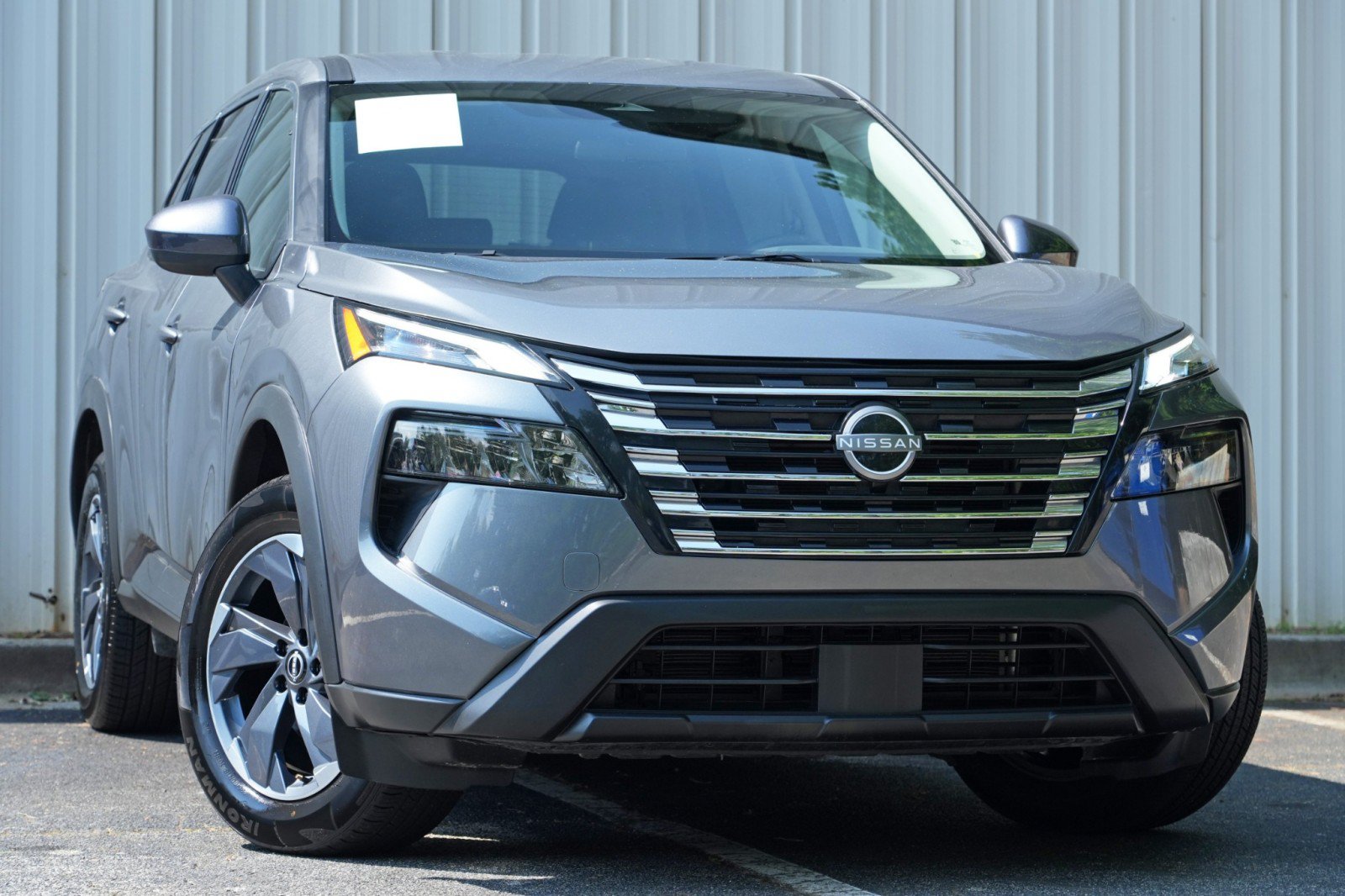 Used 2025 Nissan Rogue SV FWD image 2