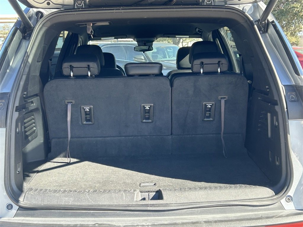 Used 2025 Chevrolet Traverse LT image 13