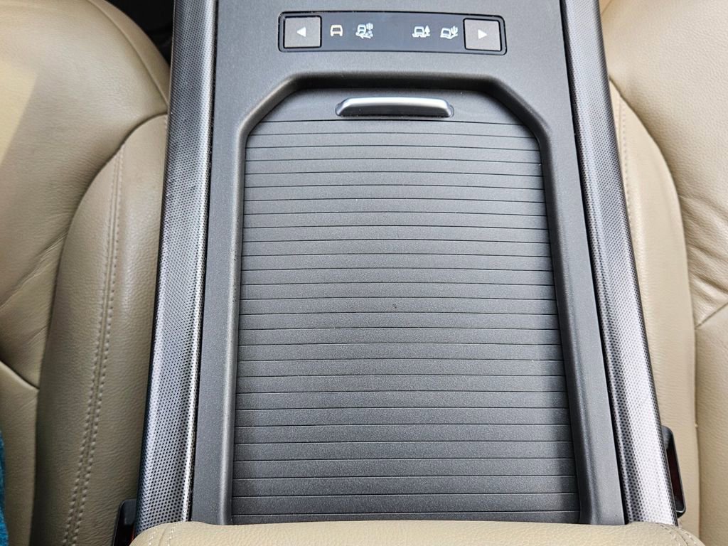 Used 2019 Land Rover Range Rover Evoque SE image 18