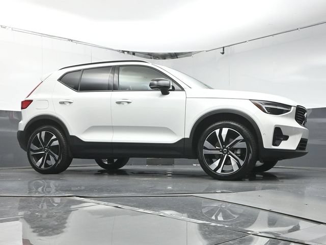 Certified 2025 Volvo XC40 B5 Ultra AWD/4WD image 33