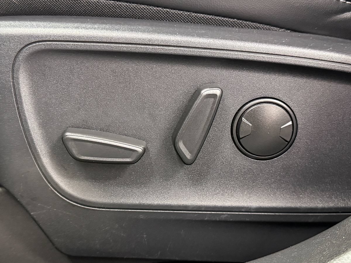 Used 2025 Ford Escape Platinum AWD/4WD image 27