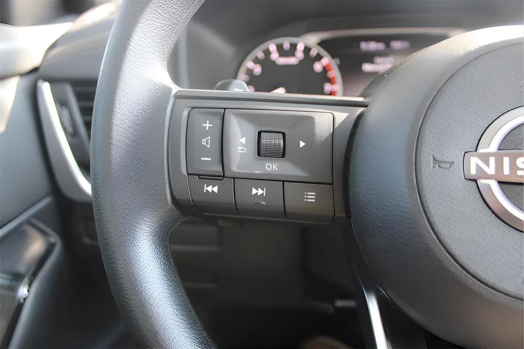 Used 2024 Nissan Rogue S image 32