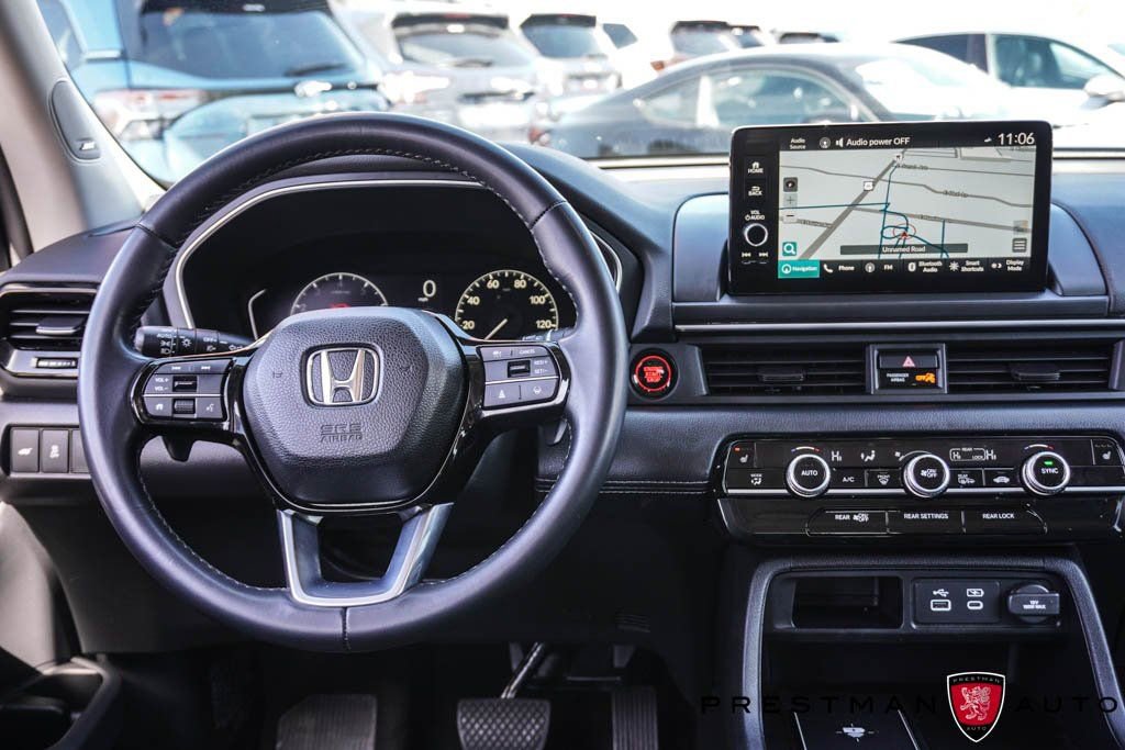 Used 2025 Honda Pilot Touring image 2