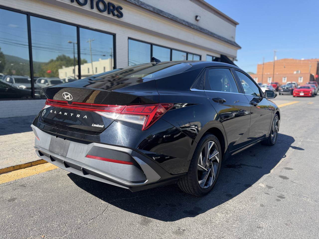 Used 2025 Hyundai Elantra Limited FWD image 3