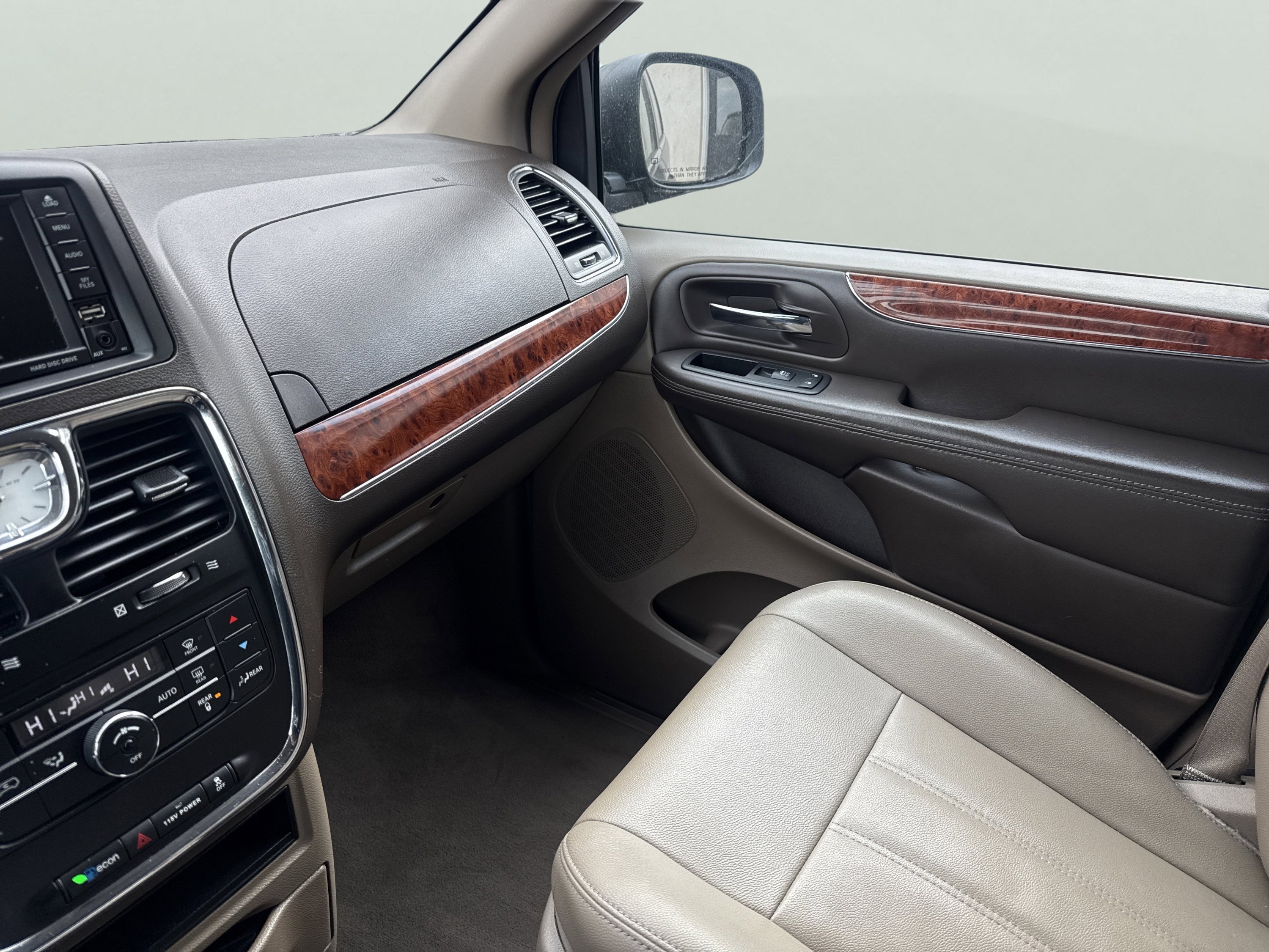 Used 2016 Chrysler Town & Country Touring image 19