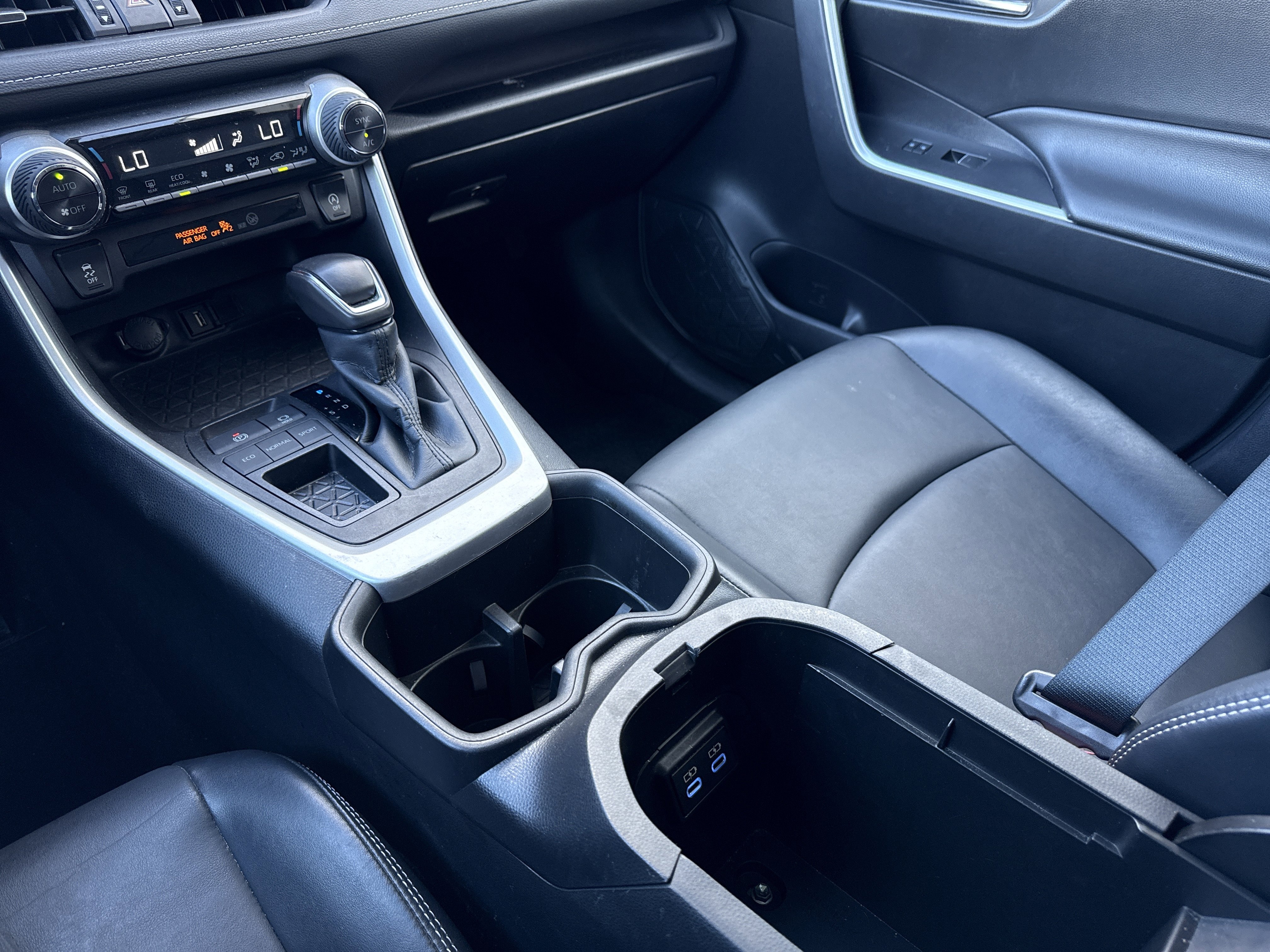 Used 2022 Toyota RAV4 XLE Premium image 18