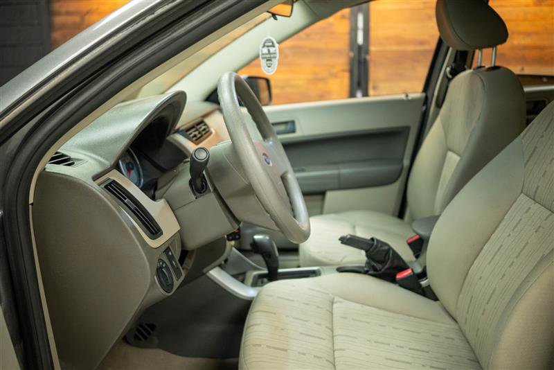 Used 2011 Ford Focus SE image 8