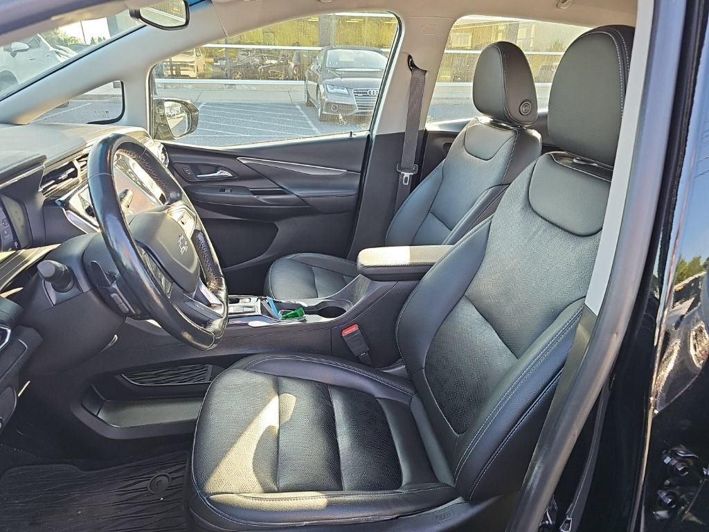 Used 2023 Chevrolet Bolt LT w/ Infotainment Package FWD image 3