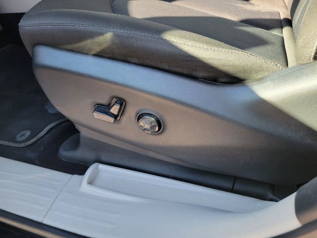 Used 2023 Chrysler Voyager LX FWD image 9