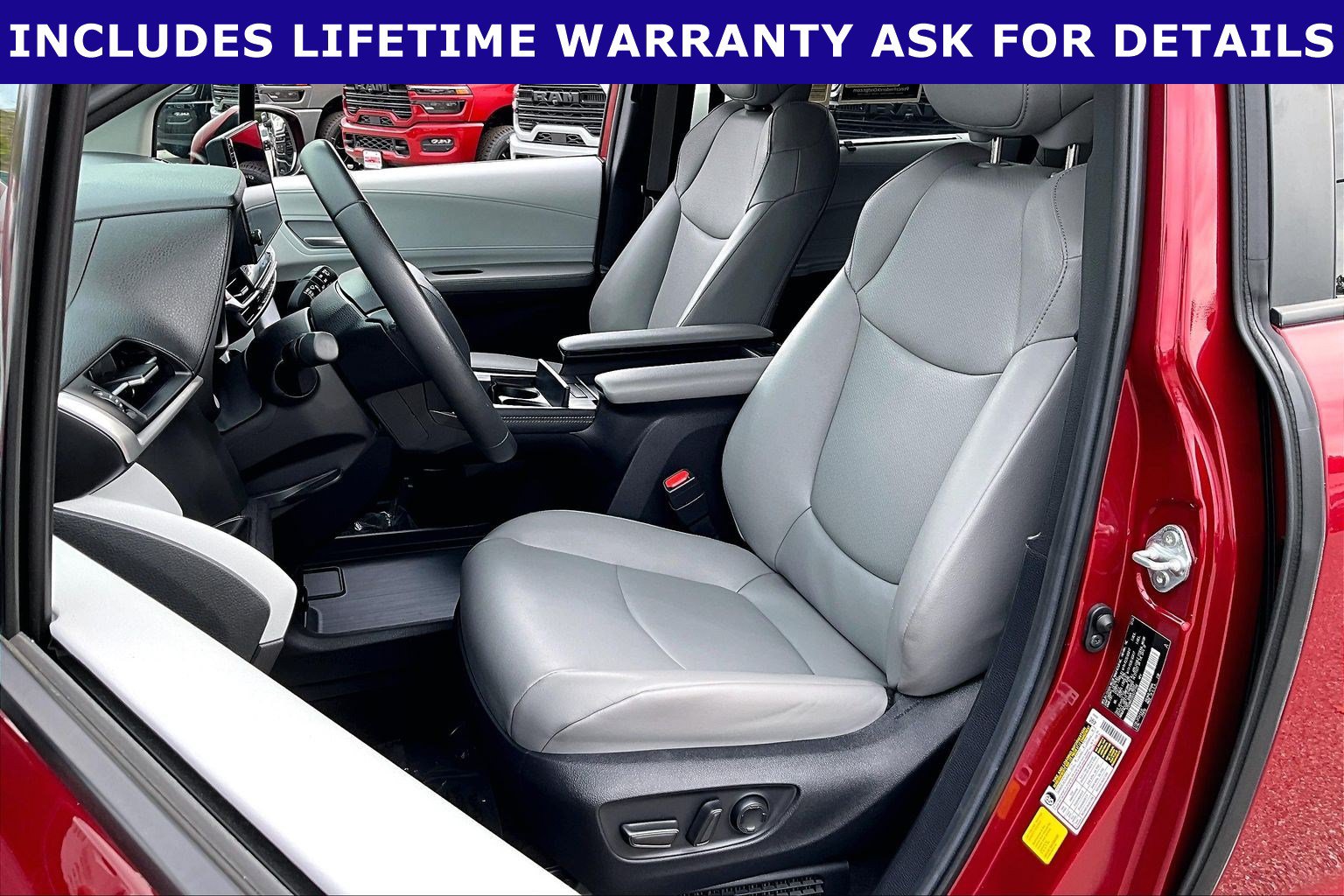 Used 2025 Toyota Sienna XLE FWD image 21