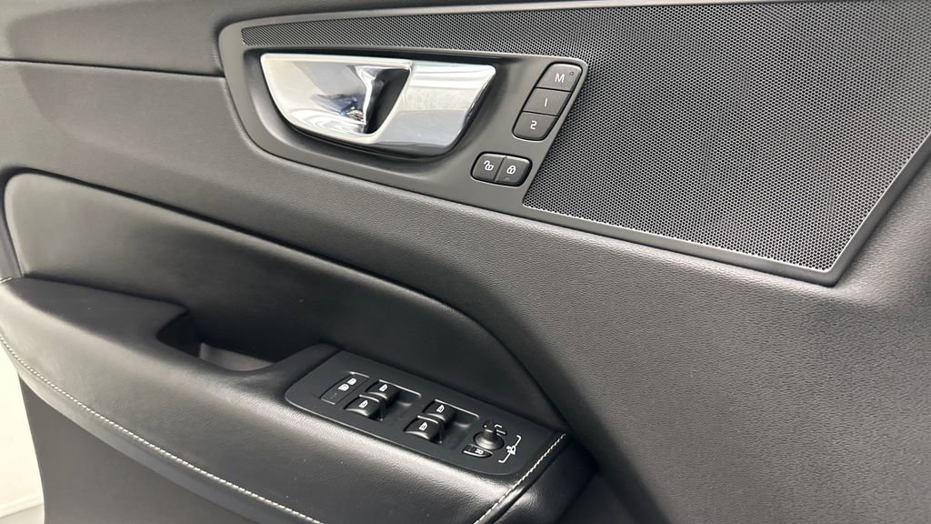 Used 2018 Volvo XC60 T6 R-Design w/ Convenience Package AWD/4WD image 18