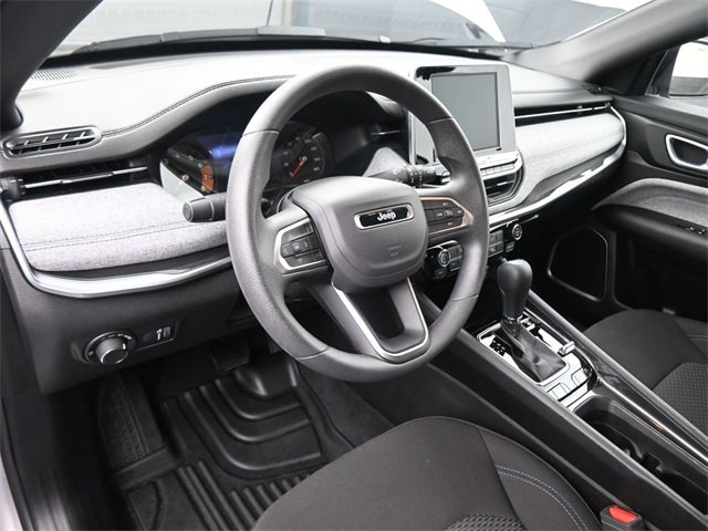 Used 2025 Jeep Compass Sport image 18