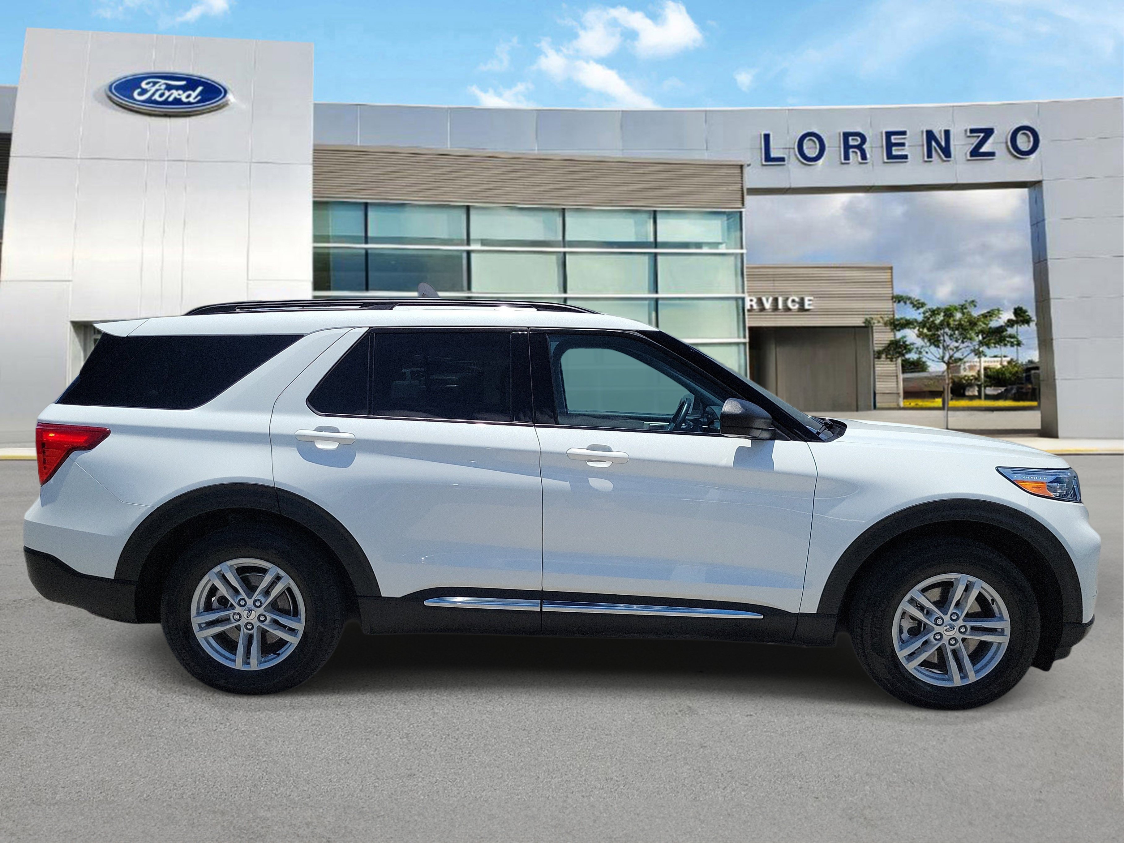 Used 2023 Ford Explorer XLT w/ Equipment Group 202A RWD image 4