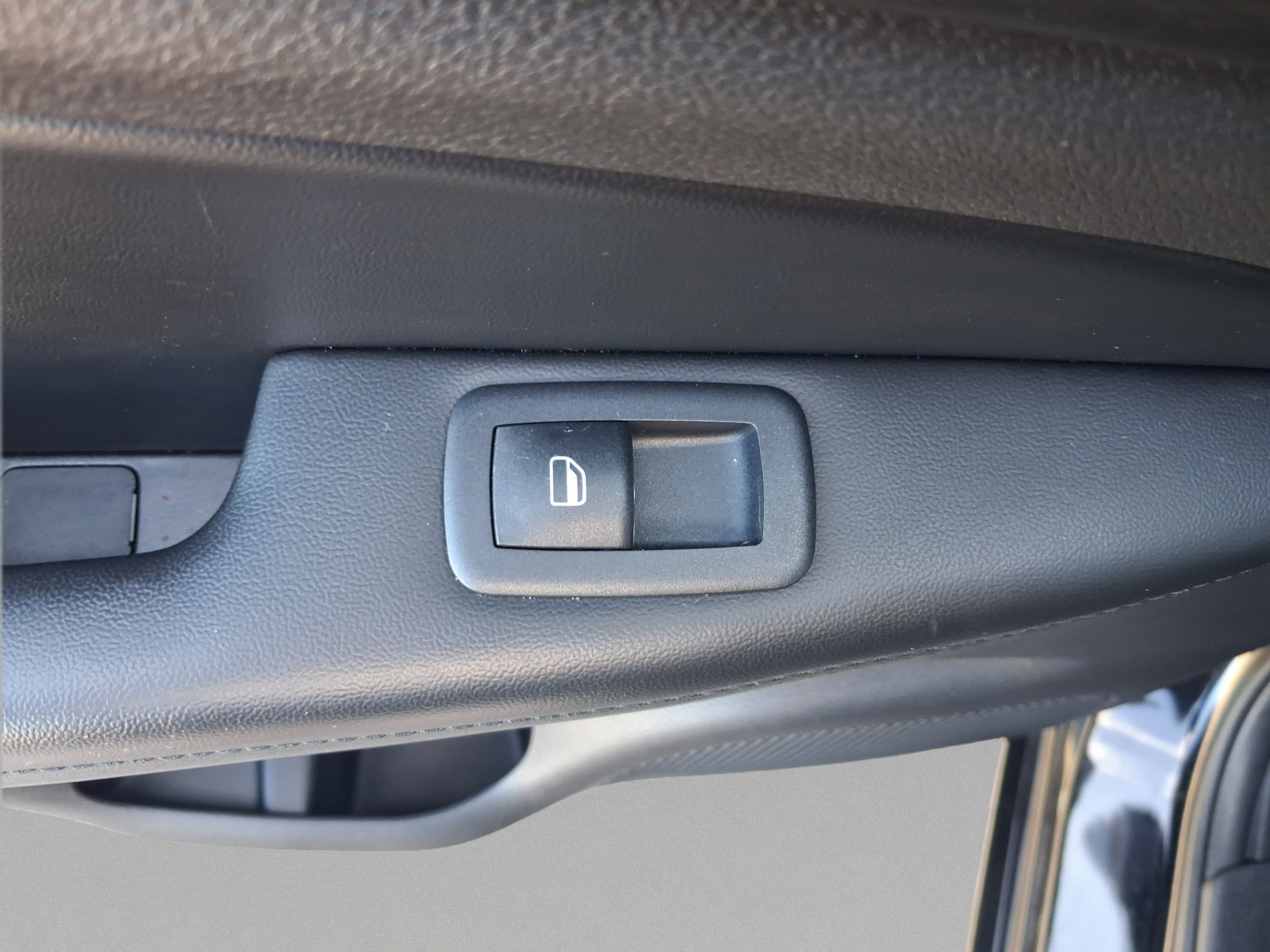 Used 2018 Jeep Grand Cherokee Altitude AWD/4WD image 26