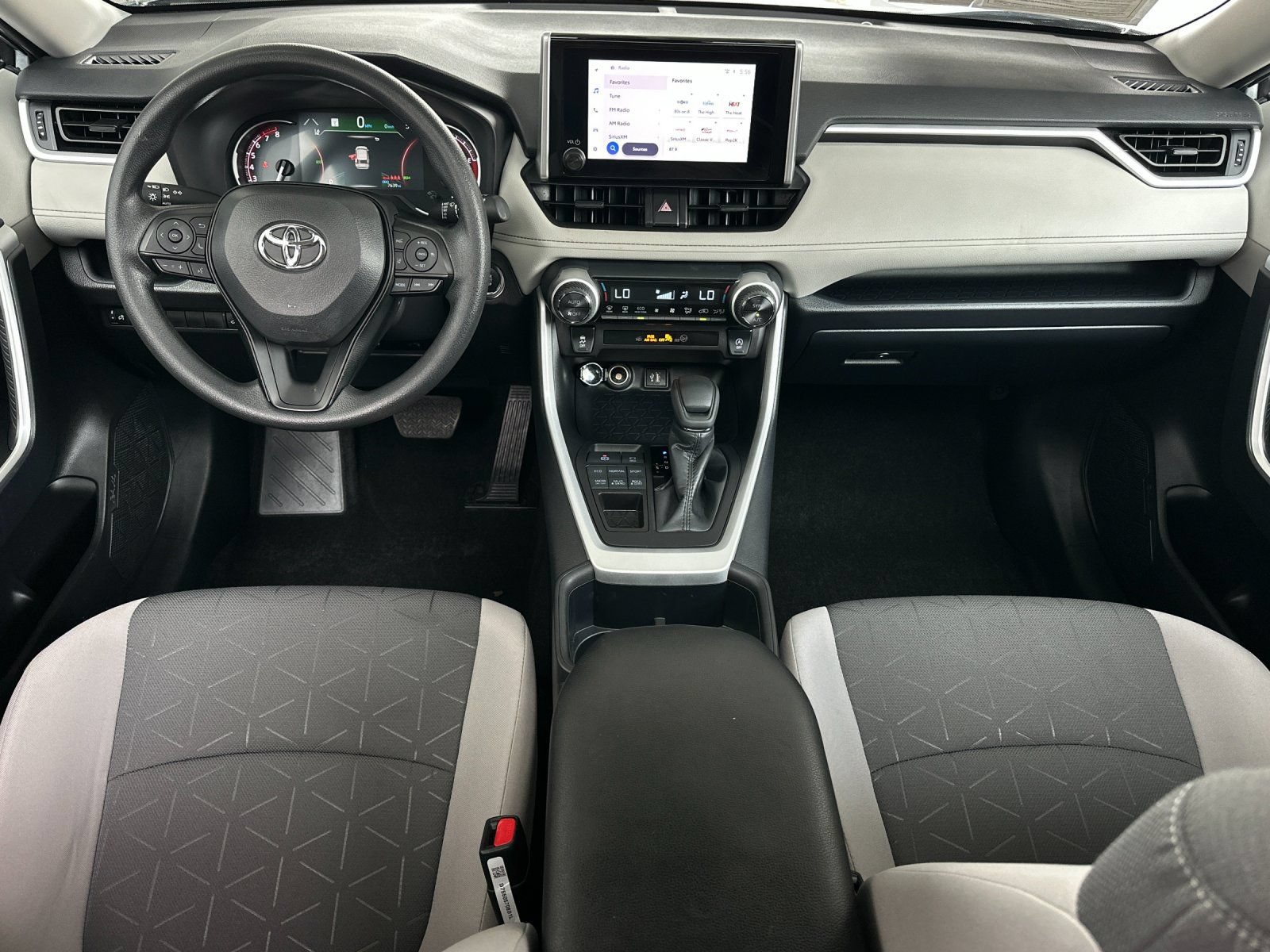 Used 2025 Toyota RAV4 XLE AWD/4WD image 12