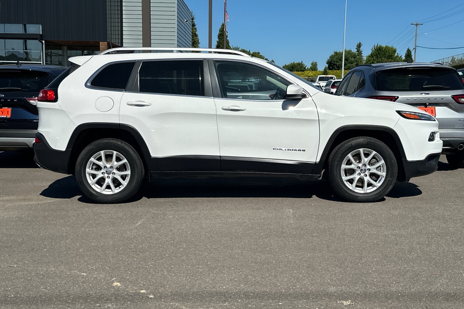 Used 2018 Jeep Cherokee Latitude Plus AWD/4WD image 3
