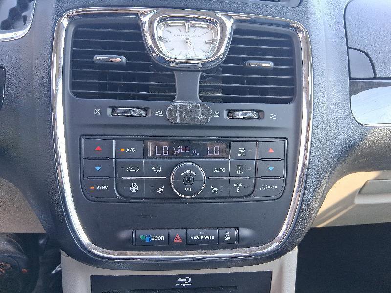 Used 2015 Chrysler Town & Country Touring-L w/ Driver Convenience Group image 39