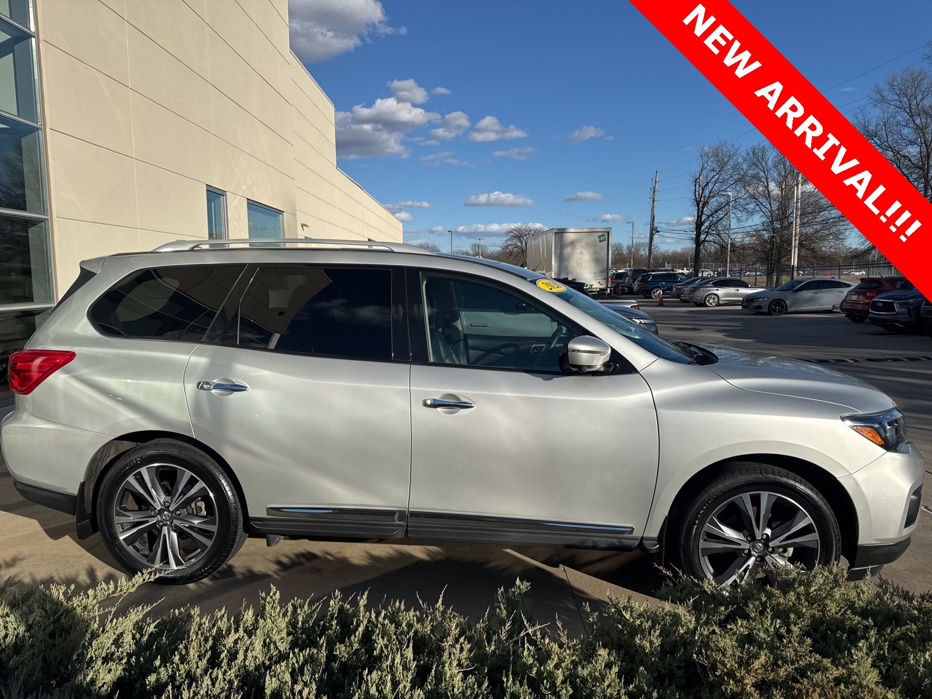 Used 2020 Nissan Pathfinder Platinum image 5