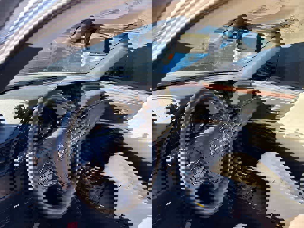 Used 2025 Lexus ES 300h w/ Premium Package image 9