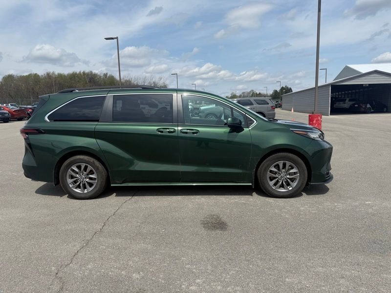 Used 2023 Toyota Sienna LE image 5
