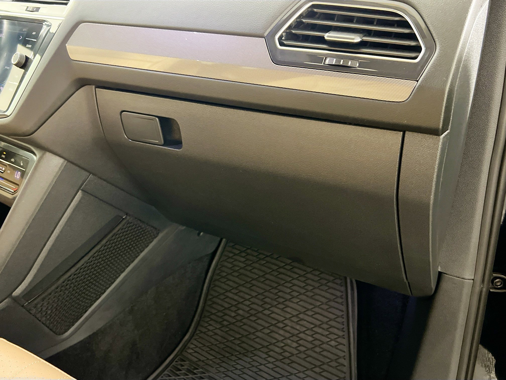 Used 2023 Volkswagen Tiguan SE AWD/4WD image 35