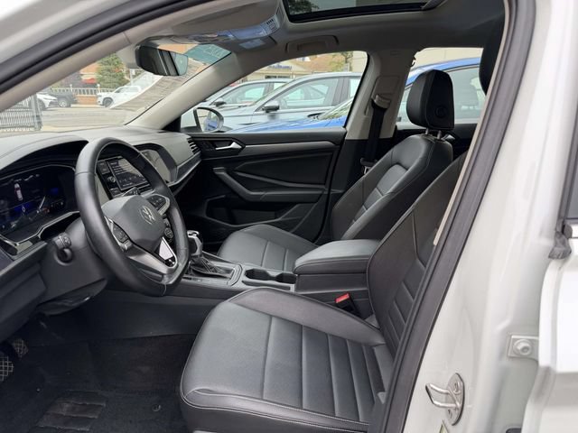 Certified 2023 Volkswagen Jetta SE w/ Panoramic Sunroof Package FWD image 18