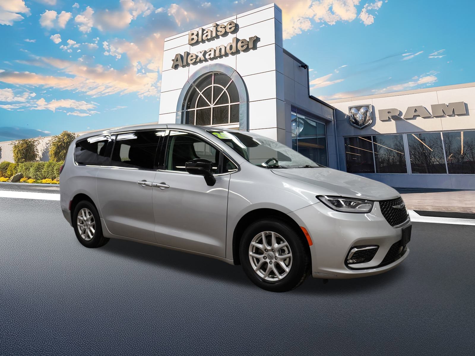 Used 2024 Chrysler Pacifica Touring-L FWD image 1