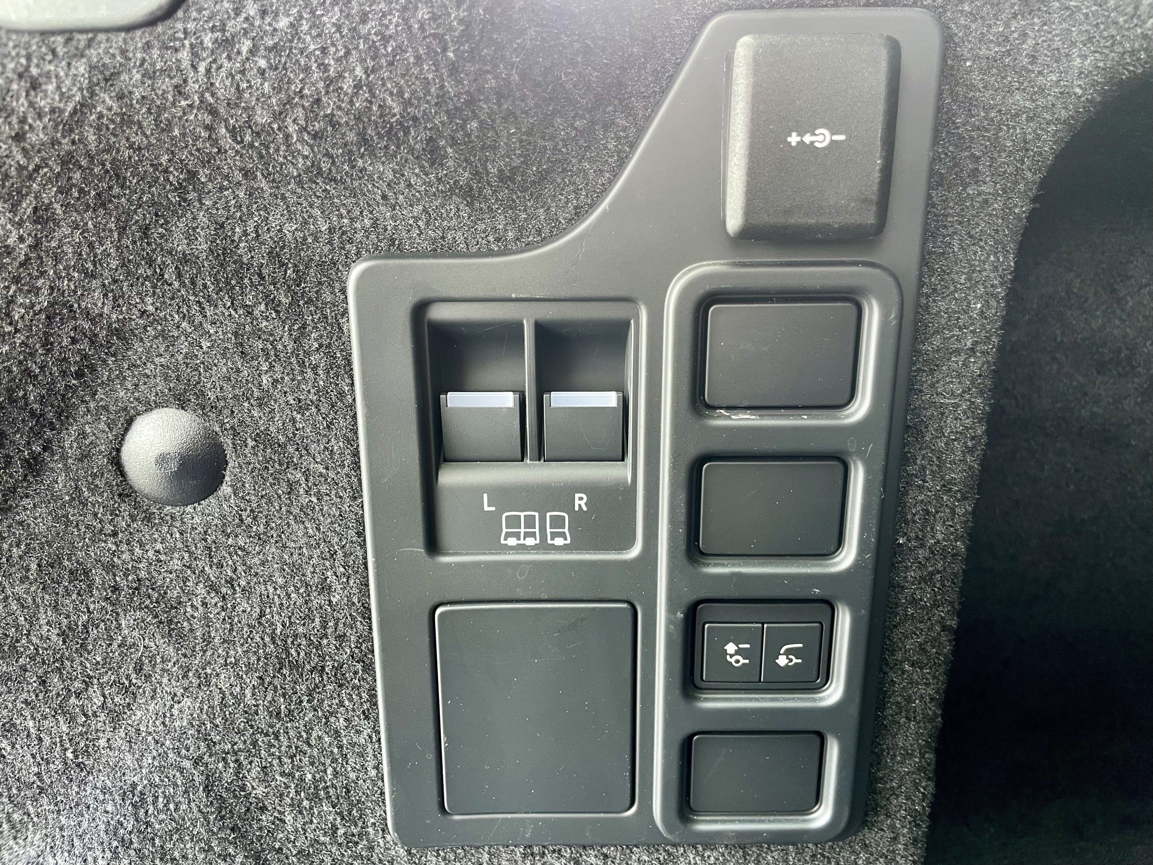 Used 2025 Land Rover Discovery S AWD/4WD image 40