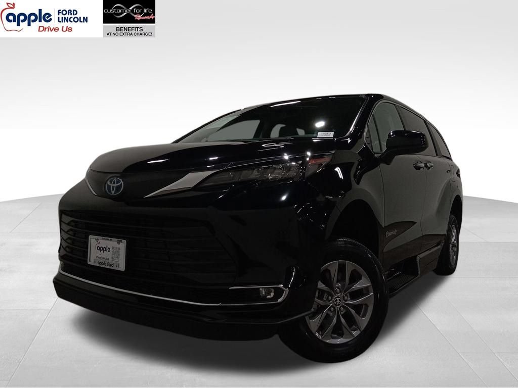 Used 2024 Toyota Sienna XLE w/ XLE Plus Package FWD image 1