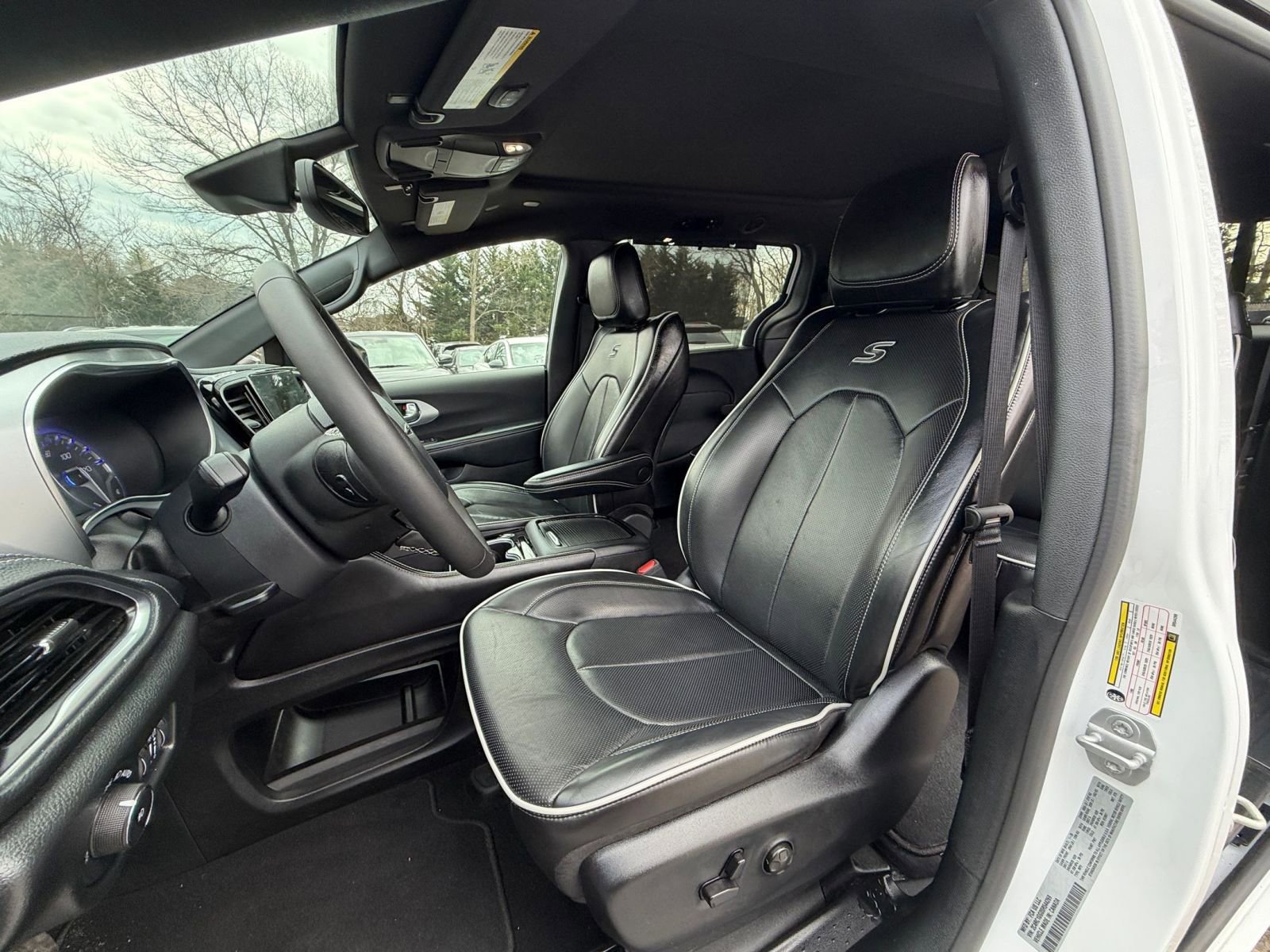 Used 2025 Chrysler Pacifica Limited image 29