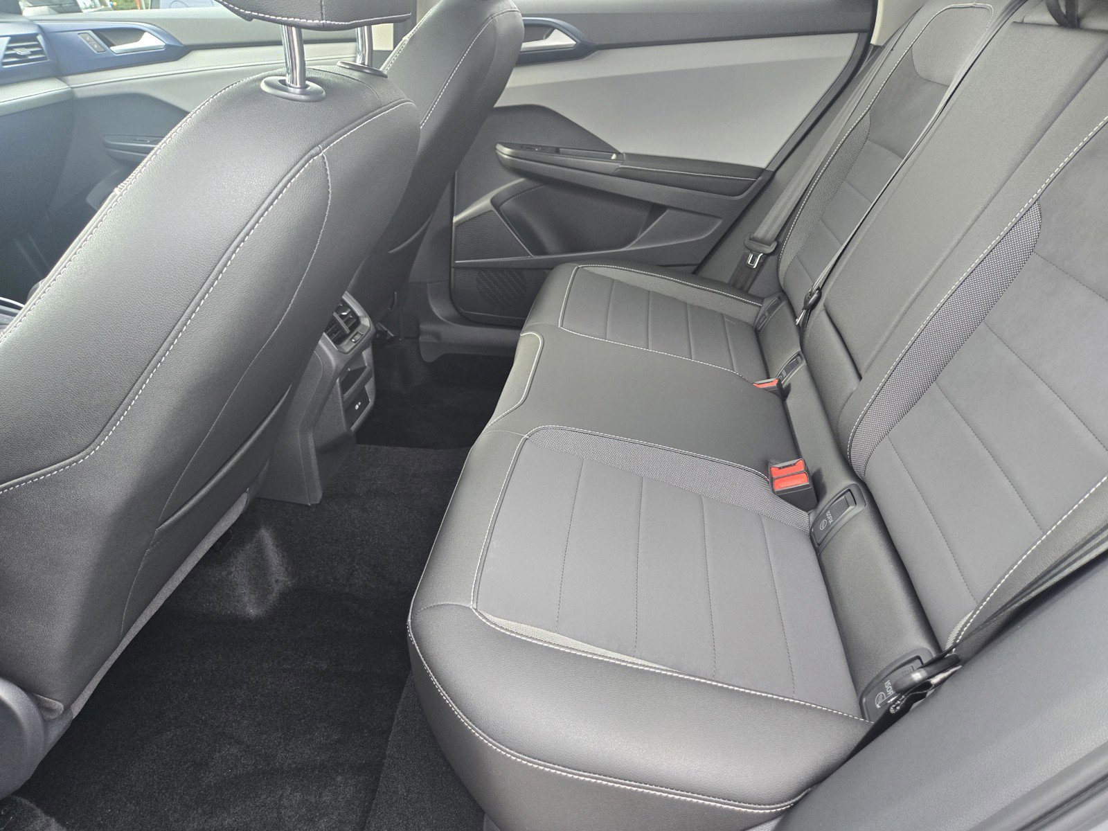 Used 2024 Volkswagen Taos SE image 10