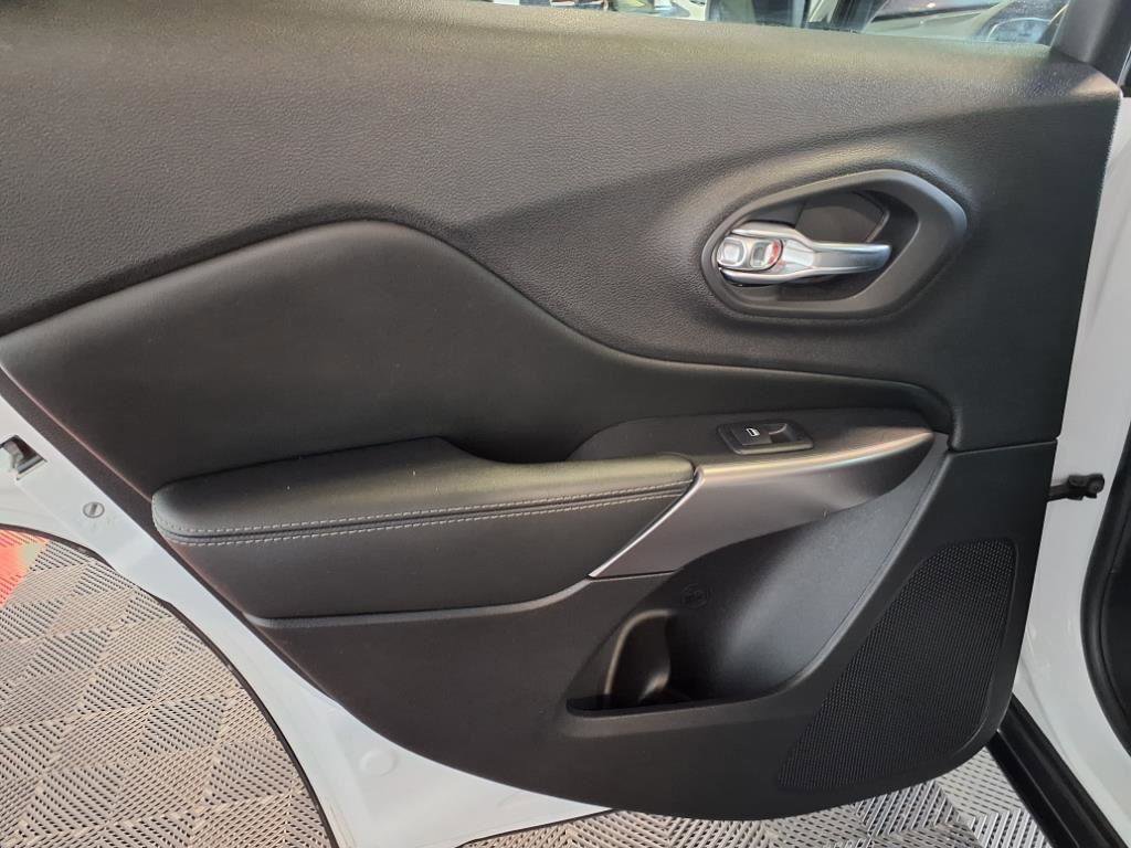 Used 2019 Jeep Cherokee Limited image 16