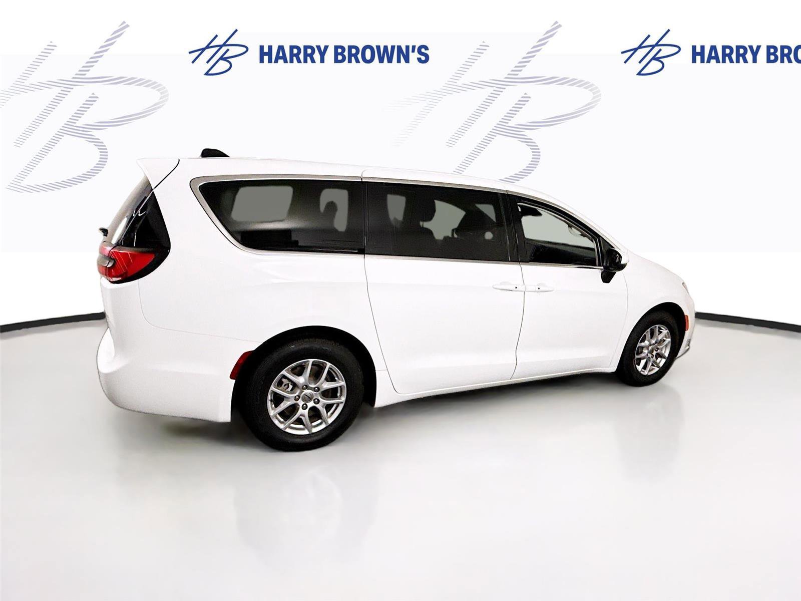 Used 2023 Chrysler Pacifica Touring-L image 32
