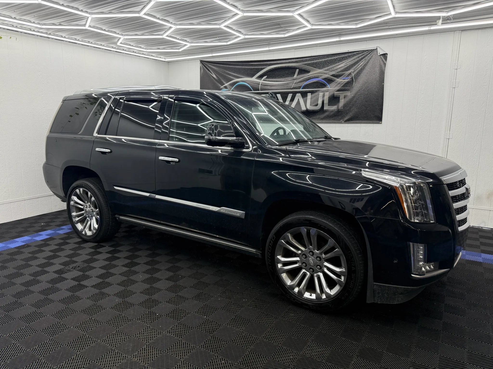 Used 2018 Cadillac Escalade Premium Luxury w/ LPO, Radiant Package AWD/4WD image 2
