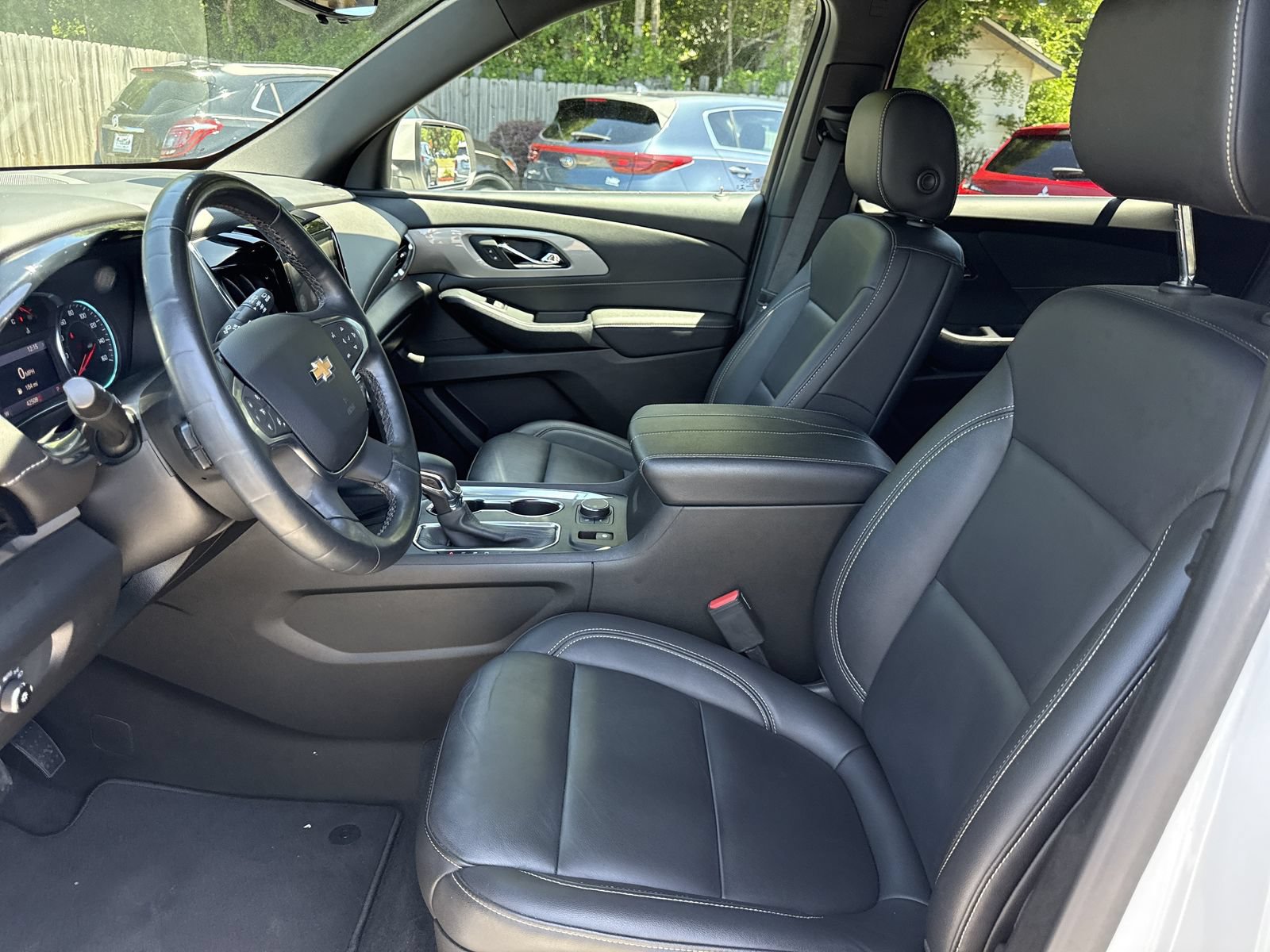 Used 2023 Chevrolet Traverse LT w/ Rear Camera Mirror Package FWD image 9