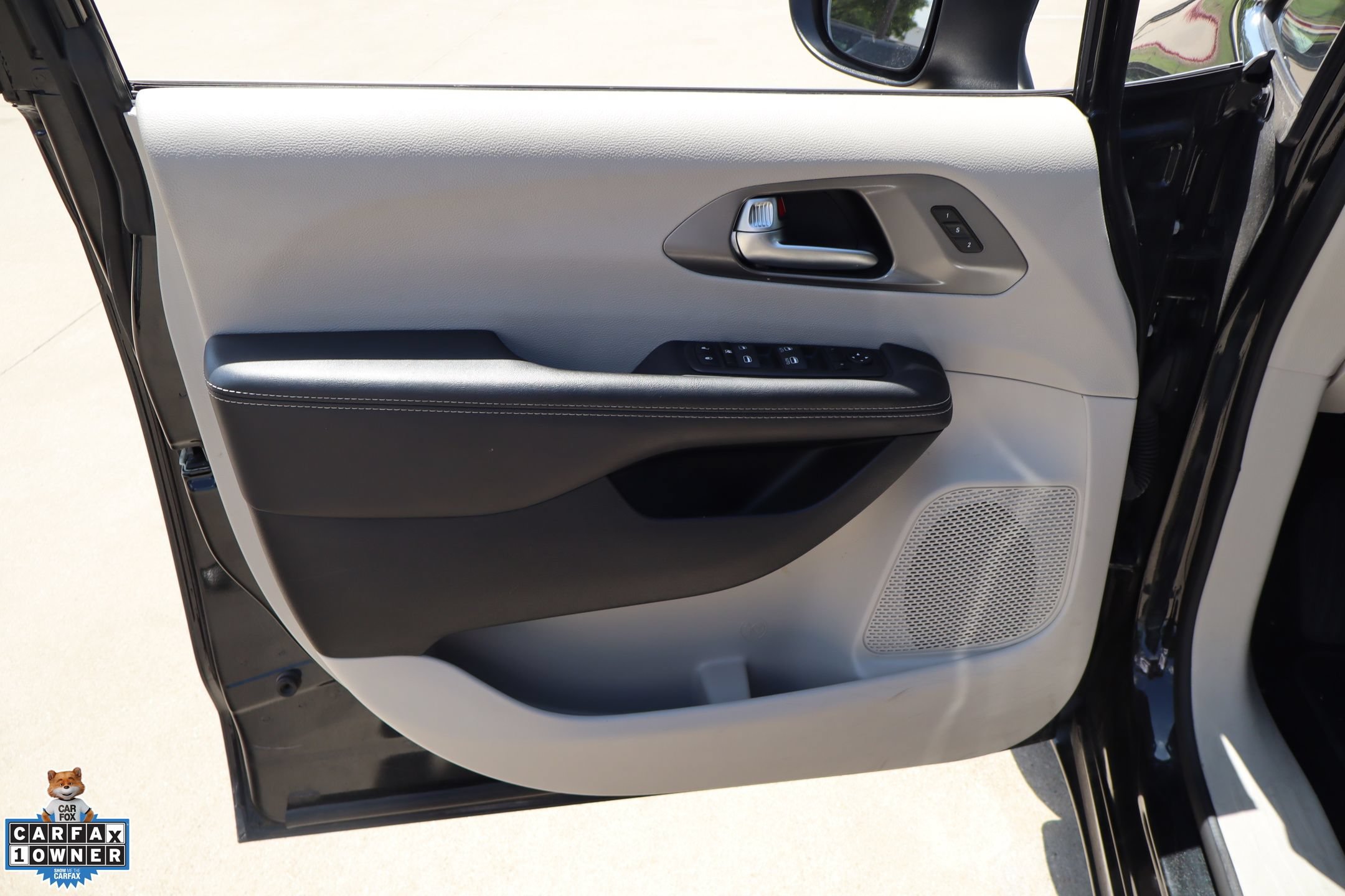 Used 2023 Chrysler Pacifica Touring-L FWD image 12