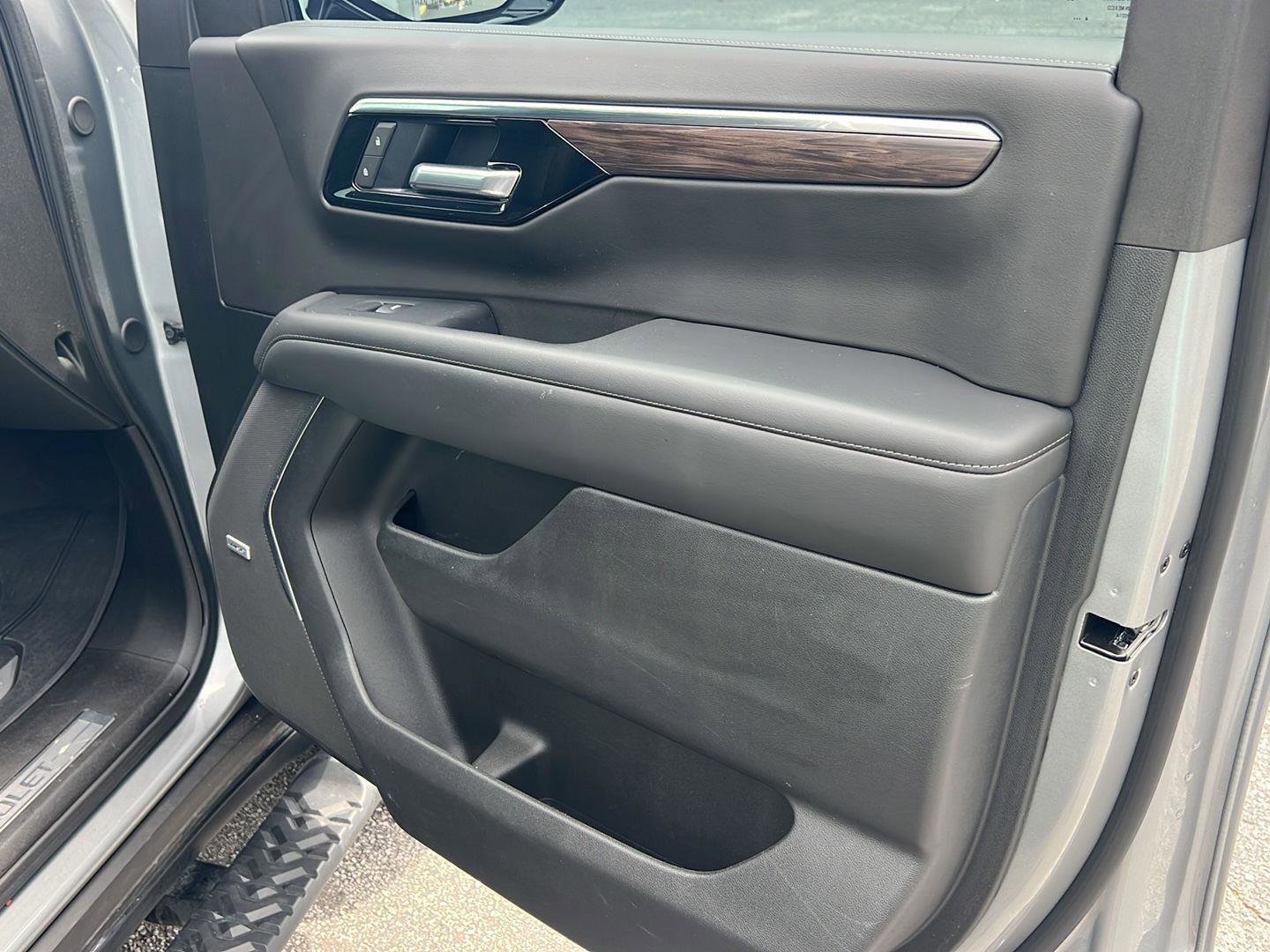 Used 2025 Chevrolet Tahoe Z71 w/ Z71 Off-Road Package AWD/4WD image 16