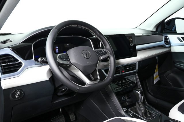 New 2026 Volkswagen Taos SE image 4