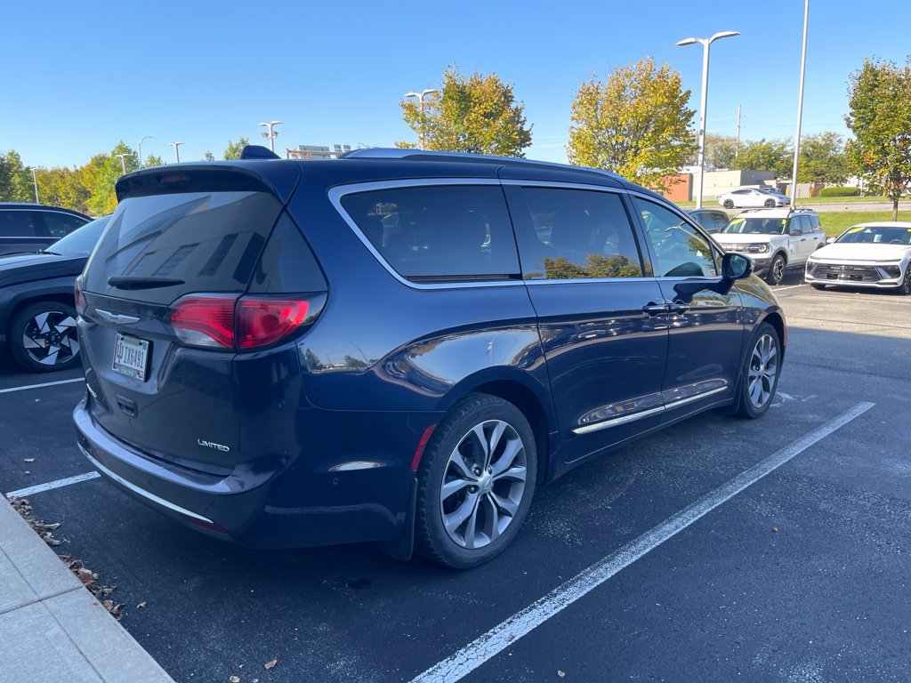 Used 2018 Chrysler Pacifica Limited w/ Tire & Wheel Group FWD image 5